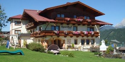 Pensionen - Umgebungsschwerpunkt: Berg - Steiermark - Aussenansicht mit Garten - Hotel Pension Sporthof