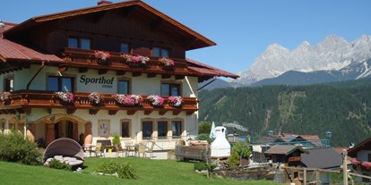Pensionen - Skilift - Steiermark - Aussenansicht mit Blick zum Dachstein - Hotel Pension Sporthof