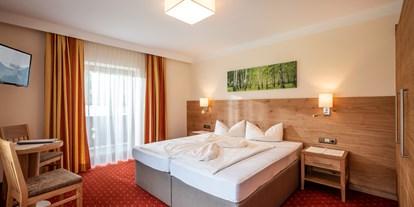 Pensionen - Langlaufloipe - Tiroler Unterland - Alle Zimmer verfügen über einen Tisch mit 2-3 Stühlen - Hotel Garni Birkenhof & Apartments Rosenhof