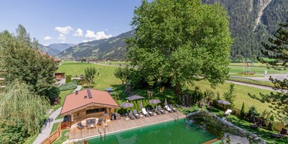 Pensionen - Umgebungsschwerpunkt: Fluss - Tirol - Apartments Rosenhof im Zillertal - der Blick in den Garten. - Hotel Garni Birkenhof & Apartments Rosenhof