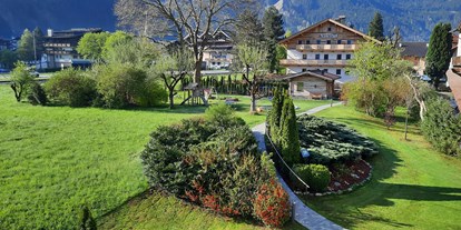 Pensionen - Mayrhofen (Mayrhofen) - Der Blick in den Garten vom Birkenhof zum Rosenhof mit der Gartenoase im Herzen des Zillertals. - Hotel Garni Birkenhof & Apartments Rosenhof