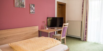 Pensionen - Therme - Salzburg - Einbettzimmer mit Dusche, Wc, Telefon,TV, kostenloses W-lan und Südbalkon - Pension Gstrein