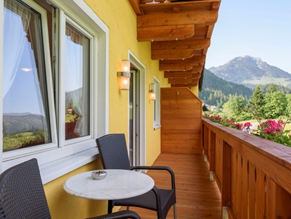 Pensionen - Art der Pension: Gasthaus mit Zimmervermietung - Balkon mit Blick aufs Gamsfeld - Gasthof Waldwirt