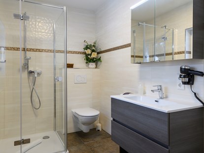 Pensionen - Umgebungsschwerpunkt: Therme - Badezimmer Standardzimmer Nr. 14 - Gasthof Waldwirt