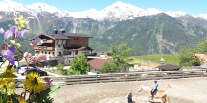 Pensionen - Umgebungsschwerpunkt: Berg - Tirol - Ferienwohnung der Veitenhof im Ötztal mit Reitplatz Sommer - Bio & Reiterhof der Veitenhof