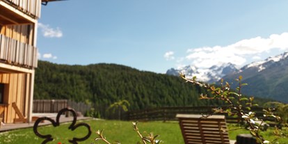 Pensionen - Radweg - Tirol - Appartements der Veitenhof in Tirol - Gartenlounge mit Panoramablick  - Bio & Reiterhof der Veitenhof