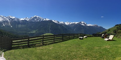Pensionen - Tiroler Oberland - Appartements Biobauernhof der Veitenhof Gartenlounge Sommer Niederthai im Ötztal in Tirol  - Bio & Reiterhof der Veitenhof