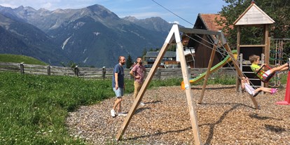 Pensionen - Umgebungsschwerpunkt: Berg - Tirol - Kinderspielplatz Schaukel Niederthai im Ötztal Ferienwohnungen der Veitenhof Sommer Familienurlaub - Bio & Reiterhof der Veitenhof