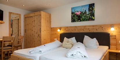 Pensionen - Radweg - Tirol - Entspannen Sie sich in unseren neu gestalteten Doppelzimmer aus Zirbenholz. Erleben Sie mit allen Sinnen den Zauber des Tiroler Stils.
Dusche, WC, Föhn
Sat-TV
Gratis WLAN
Zimmer mit Blick auf den Garten
Sonnenterrasse
Wintergarten mit gemütlicher Sitzecke Liegewiese hinter dem Haus
Sauna + Sanarium - Landhaus Gasser