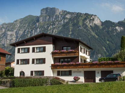 Pensionen - Skiverleih - Österreich - Aussenaufnahme, im Hintergrund sehen Sie unseren Hausberg die Kanisfluh - Gästehaus Lässer