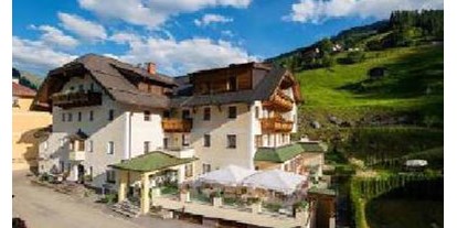 Pensionen - Umgebungsschwerpunkt: See - Salzburg - Aussenansicht im Sommer ,
der Huettenwirt als ideales Ziel für Wanderer - Naturhotel Huettenwirt