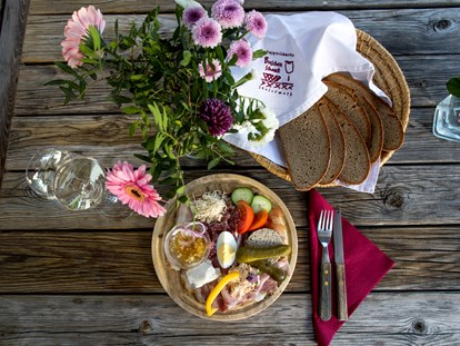 Pensionen - Frühstück: serviertes Frühstück - Steiermark - Unsere selbstgemachte Jause  - Gästezimmer & Buschenschank am Weingut Hack-Gebell