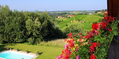 Pensionen - Pool - Steiermark - Unsere großzügigen und gemütlich eingerichteten Komfortdoppelzimmer mit Balkon bieten Ihnen einen traumhaften Blick auf idyllische Weingärten und das Unterlammer Tal. - Pension Lammerhof