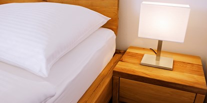 Pensionen - WLAN - Steiermark - Der Schlafbereich überzeugt durch den Komfort und die Gemütlichkeit eines Vollholz-Bettes und die angenehmen, natürlichen Holzelemente. - Pension Lammerhof