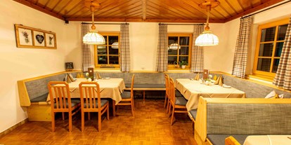 Pensionen - Art der Pension: Gasthaus mit Zimmervermietung - einer der Gasträume, Ursprüngliche Bauernstube mit Flair - Berggasthof-Pension Lahnerhof