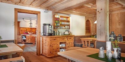 Pensionen - Art der Pension: Hotel Garni - Salzburg - Frühstücksraum mit Bio Teestation und Kaffeemaschine - Pension Bliem