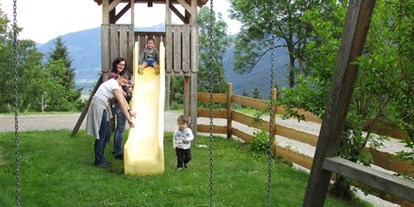 Pensionen - Umgebungsschwerpunkt: Fluss - Österreich - Kinderspielplatz mit Spielturm und Rutsche. - Waldpension Ranner