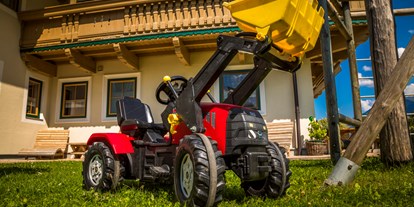 Pensionen - Kühlschrank - Pinzgau - Traktor für unsere kleinen Gäste - Obertrattenbachhof