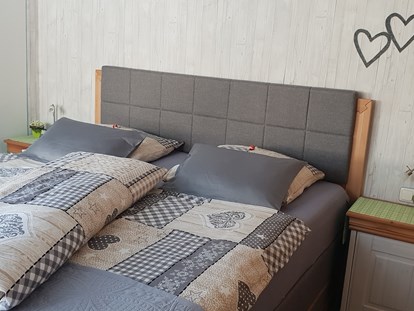 Pensionen - Balkon - Österreich - 2 getrennte Schlafzimmer in jeder Wohnung - KOMFORT-FEWO BERGWELT HAHNENKAMM   - Lechtal - So/Wi