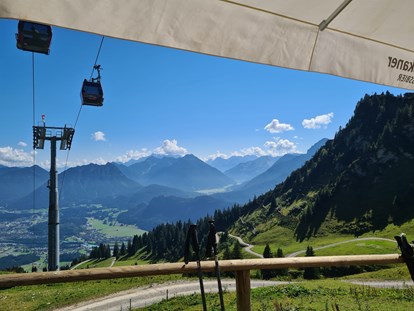 Pensionen - Terrasse - Tirol - Godelauffahrt Hahnenkamm - KOMFORT-FEWO BERGWELT HAHNENKAMM   - Lechtal - So/Wi