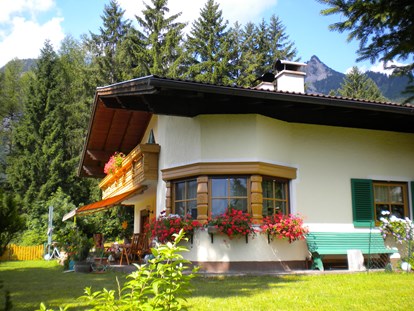 Pensionen - Tirol - unser ruhiges Haus am Waldrand - KOMFORT-FEWO BERGWELT HAHNENKAMM   - Lechtal - So/Wi