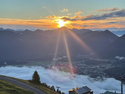Pensionen - Terrasse - Österreich - Sonnenaufgang Bergwelt Hahnenkamm - KOMFORT-FEWO BERGWELT HAHNENKAMM   - Lechtal - So/Wi