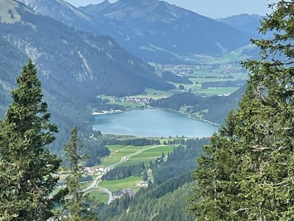 Pensionen - Umgebungsschwerpunkt: Berg - Tirol - Blick ins Tal - KOMFORT-FEWO BERGWELT HAHNENKAMM   - Lechtal - So/Wi