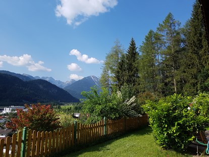 Pensionen - Tirol - unser Garten Blick ins Lechtal - KOMFORT-FEWO BERGWELT HAHNENKAMM   - Lechtal - So/Wi