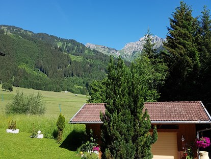 Pensionen - Tirol - Ausblick von unserem Garten - KOMFORT-FEWO BERGWELT HAHNENKAMM   - Lechtal - So/Wi