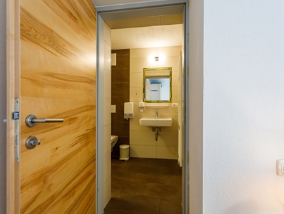 Pensionen - Umgebungsschwerpunkt: am Land - Dusche und WC im Komfortzimmer - Pension Au an der Donau