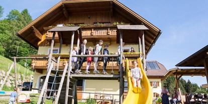 Pensionen - Art der Pension: Urlaub am Bauernhof - Spielplatz vorm Haus - Roithhof