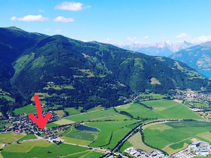 Pensionen - Umgebungsschwerpunkt: am Land - Pinzgau - Blick eines Paragleiters auf die Sportpension Thayer - Sportpension Thayer