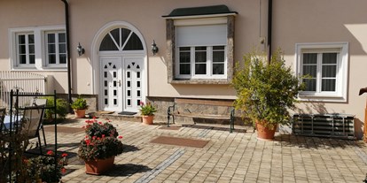 Pensionen - Parkplatz: gebührenpflichtig bei der Pension - Österreich - Blick aus dem Fenster in den Innenhof  - Privatzimmer Familie Schwarz