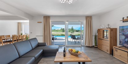 Pensionen - Umgebungsschwerpunkt: Meer - Wohnzimmer Bilick auf den Pool - Villa Jasmin Sumber