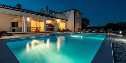 Pensionen - Umgebungsschwerpunkt: Meer - Beleuchteter Pool am Abend  - Villa Jasmin Sumber