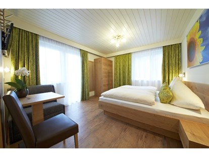 Pensionen - Salzburg - Alle Zimmer sind renoviert und mit D/WC, Haarfön, Kosmetikspiegel, Duschgel, Flat-TV und WLAN ausgestattet. Großteils mit Balkon. - Landhaus Riedlsperger