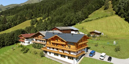 Pensionen - Art der Pension: Hotel Garni - Pinzgau - Bio-Pension Außenansicht Sommer  - Bio-Pension Vorderlengau 