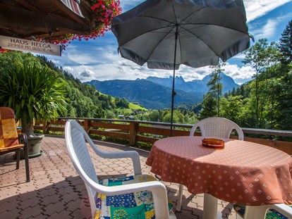 Pensionen - Skiverleih - Große sonnige Terrasse für Frühstück im Freien oder zum gemütlichen Zusammensitzen - Haus Helga