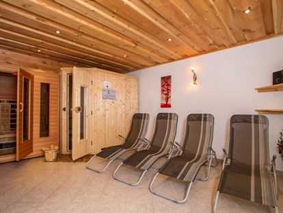 Pensionen - Balkon - Kleiner Wellnessbereich mit Sauna und Infrarotkabine. - Haus Helga