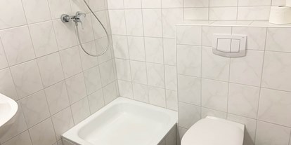 Pensionen - Umgebungsschwerpunkt: Strand - Private Badezimmer mit Dusche und WC - Pension in Emden