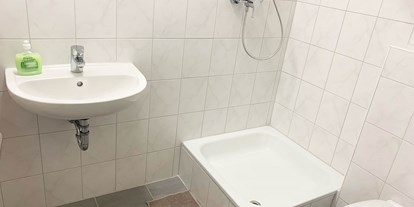 Pensionen - Umgebungsschwerpunkt: See - Deutschland - Private Badezimmer mit Dusche und WC - Pension in Emden