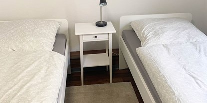 Pensionen - Umgebungsschwerpunkt: Meer - Doppelzimmer mit Einzelbetten, Handtücher und Bettwäsche, Nachttisch - Pension in Emden