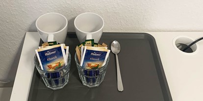 Pensionen - Umgebungsschwerpunkt: Meer - Tassen, Besteck, Tee, Kaffee - Pension in Emden