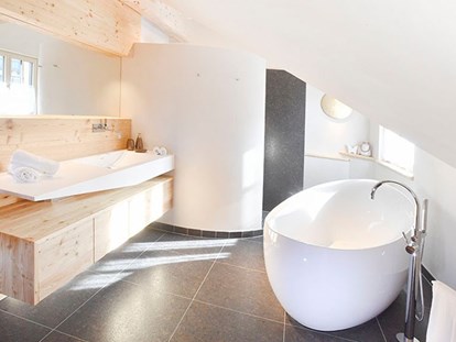 Pensionen - Umgebungsschwerpunkt: See - Bad mit freistehender Badewanne in der Wachtberg-Suite - Florineum