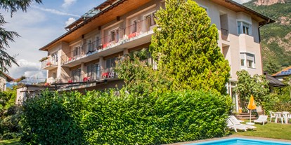Pensionen - Terrasse - Italien - Außenansicht vom Haus mit Pool - Weingarten Terlan - Rooms & Breakfast