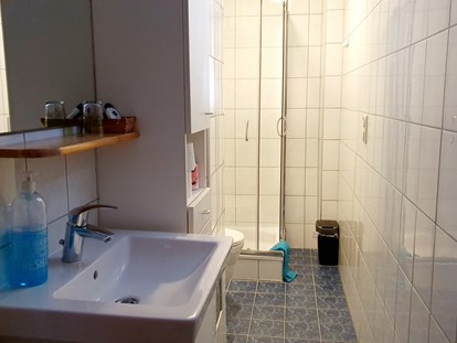 Pensionen - Garten - Badezimmer 
Dusche  und Toilette in der Wohneinheit  - Casa Zara