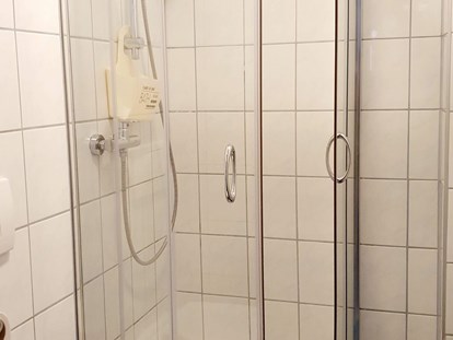 Pensionen - Kühlschrank - Österreich - Badezimmer 
Dusche  und Toilette in der Wohneinheit  - Casa Zara