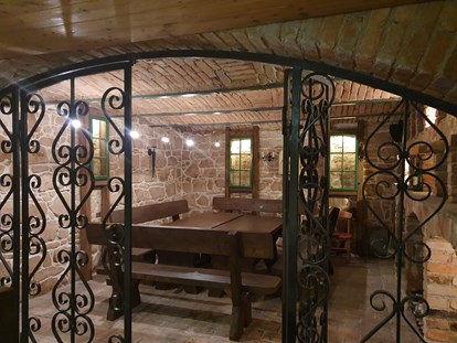Pensionen - Österreich - In Keller befindet sich ein historisches Gewölbekeller mit einer Bar und einem Badezimmer (Toilette/ Dusche). - Casa Zara