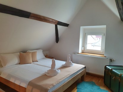 Pensionen - Wanderweg - Schlafzimmer 2
1,80 m großes Doppelbett  
und eine Schafsofa für eine Person - Casa Zara