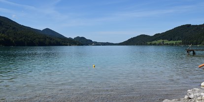 Pensionen - Umgebungsschwerpunkt: See - Salzburg - Blick vom privaten Badeplatz Richtung Schloß Fuschl - Pension Salzburger Hof